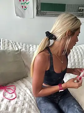 ScarlettGold  online show from May 11, 9:37 am