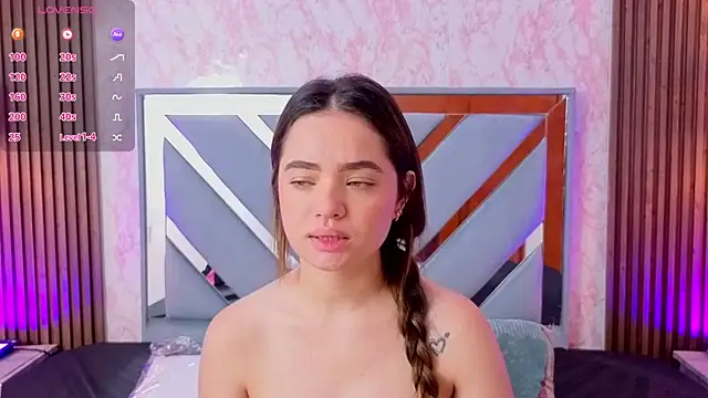 LittleeSara18 online show from May 22, 11:16 am