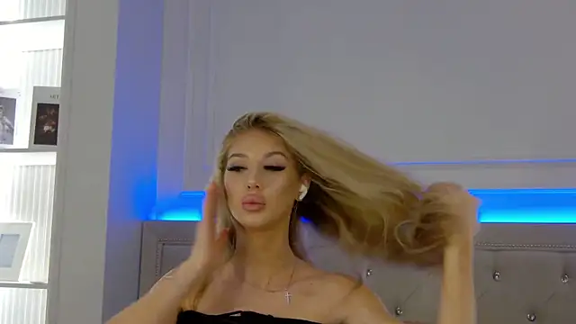 LynnAngel online show from June 13, 4:49 pm