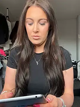 PinkVelvetx online show from April 10, 11:15 am