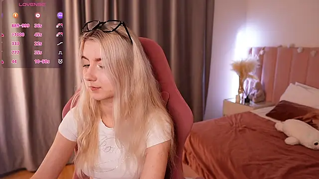 Snapshot of Aiko_Takana chatting on February 23, 12:35 pm Aiko Takana online show from February 23, 12:35 pm