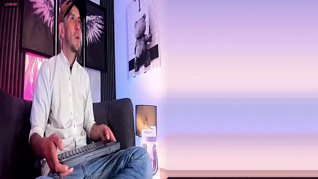 Milanwhite  online show from February 28, 11:33 am