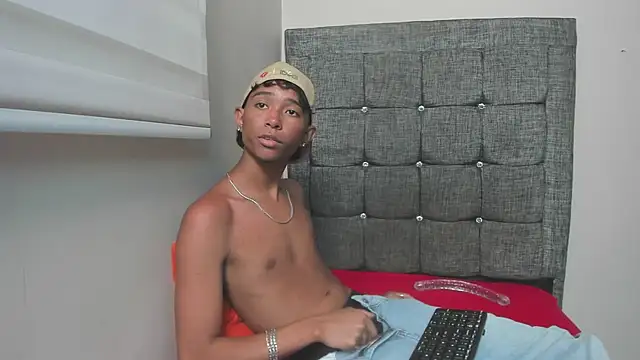 Snapshot of Little_Twink19x chatting on February 25, 7:23 pm Little Twink19x online show from February 25, 7:23 pm