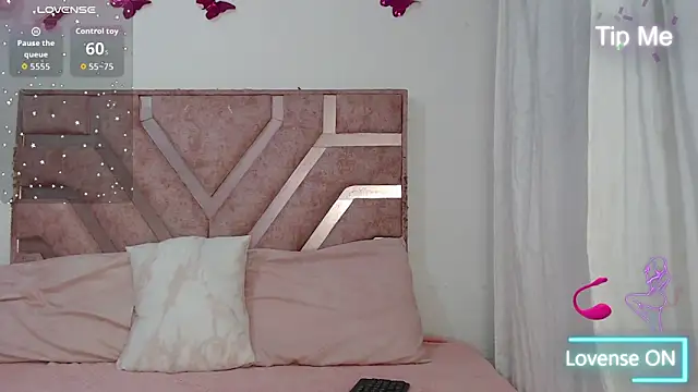 Roxy-Fox  online show from April 7, 3:29 am