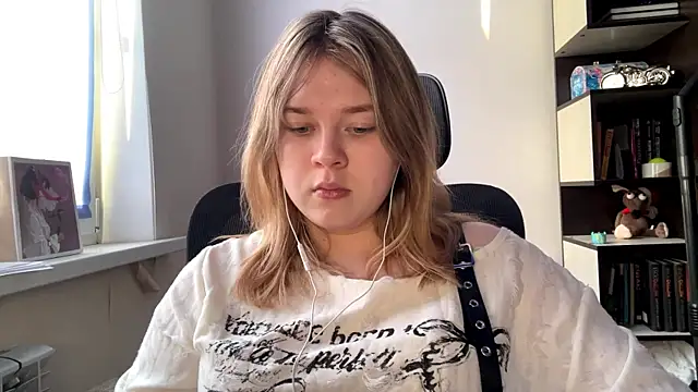 TomikoPfau online show from April 17, 2:09 pm