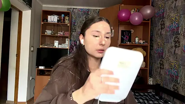 Snapshot of poly_princess chatting on February 26, 10:14 am poly princess online show from February 26, 10:14 am