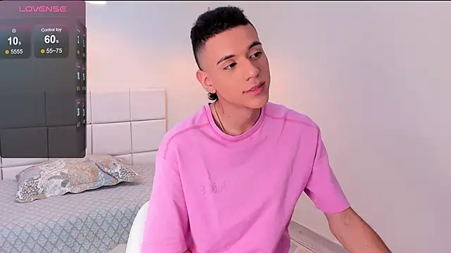 Snapshot of dominicjonnes chatting on March 2, 7:32 pm dominicjonnes online show from March 2, 7:32 pm