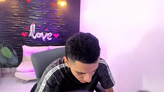 dominicjonnes online show from April 15, 7:43 pm