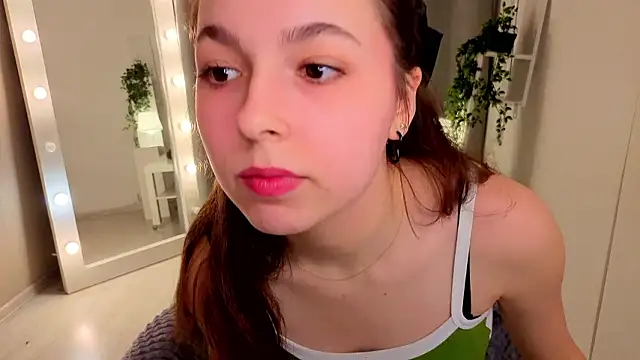 Snapshot of BellaThery chatting on February 23, 5:05 am BellaThery online show from February 23, 5:05 am