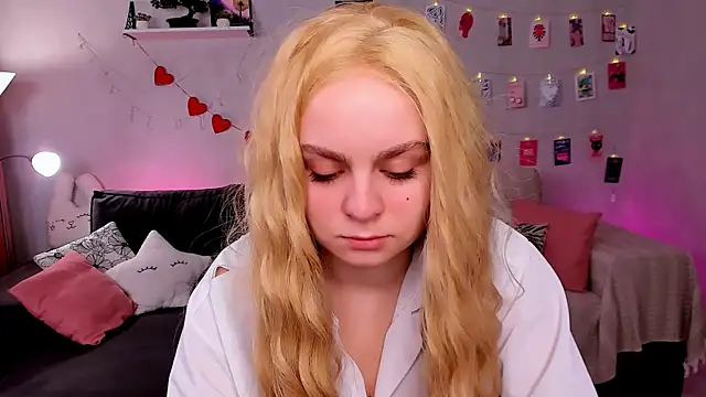 Snapshot of VivienAllen chatting on March 1, 2:24 am VivienAllen online show from March 1, 2:24 am