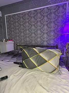 Olivia Noor online show from April 5, 6:21 am