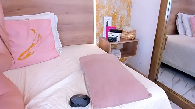 Snapshot of julietta_pink chatting on July 11, 4:21 pm julietta pink online show from July 11, 4:21 pm