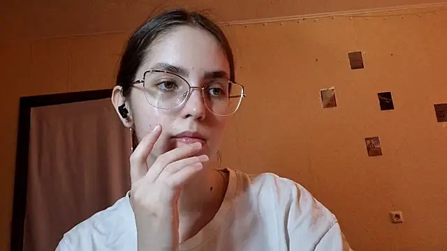 Snapshot of Katelemon chatting on May 18, 10:21 am Katelemon online show from May 18, 10:21 am