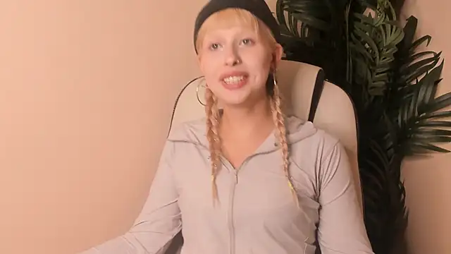 TieraSavell online show from February 28, 12:06 pm