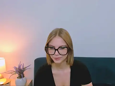 StormiSmooth online show from March 25, 2:01 pm