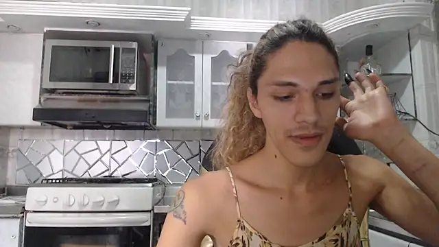 CrisOzzz online show from April 4, 6:38 pm