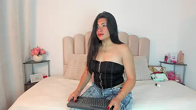 Snapshot of celeste_z chatting on February 28, 11:55 am celeste z online show from February 28, 11:55 am