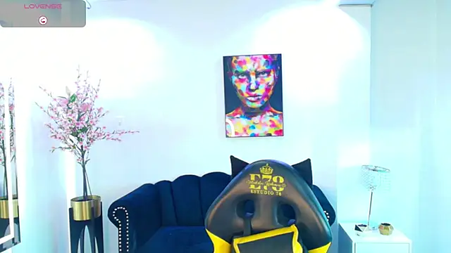 Chloe meoww online show from March 19, 7:29 pm