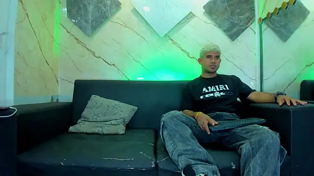 Snapshot of Latins_on_fire chatting on February 26, 8:08 pm Latins on fire online show from February 26, 8:08 pm