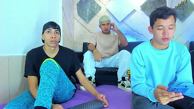 Snapshot of Latins_on_fire chatting on February 27, 7:58 pm Latins on fire online show from February 27, 7:58 pm