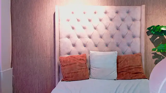 Sophie Rousses online show from February 24, 1:31 pm