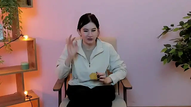 Snapshot of TwilaMode chatting on February 22, 7:29 am TwilaMode online show from February 22, 7:29 am