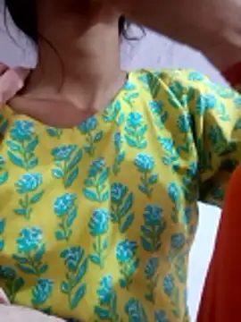 Snapshot of khushi_jain chatting on March 3, 2:28 am khushi jain online show from March 3, 2:28 am