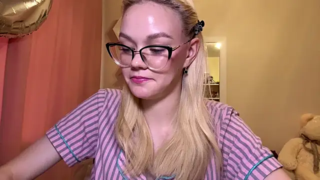 MiaCashe online show from April 18, 12:09 pm