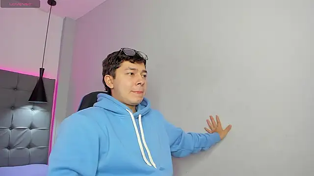 Julian Smith21 online show from March 12, 1:39 pm