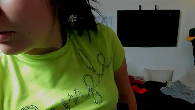 Snapshot of angelique_dubois chatting on February 23, 3:37 am angelique dubois online show from February 23, 3:37 am