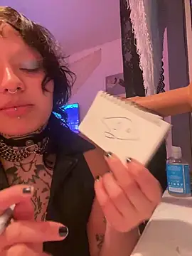 Snapshot of seducedandused chatting on February 24, 2:20 am seducedandused online show from February 24, 2:20 am