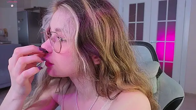 Dipamelly online show from April 1, 2:01 am