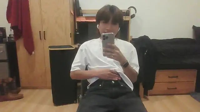 Snapshot of Ethangh001 chatting on February 24, 3:15 am Ethangh001 online show from February 24, 3:15 am