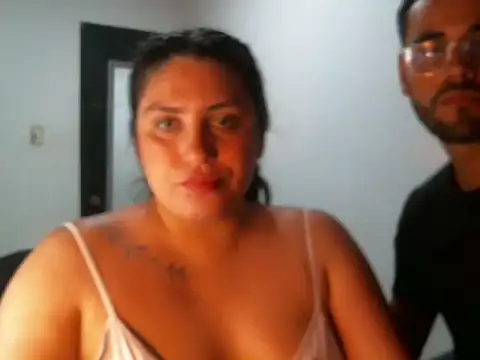 Snapshot of lia_and_cris chatting on February 24, 1:47 am lia and cris online show from February 24, 1:47 am