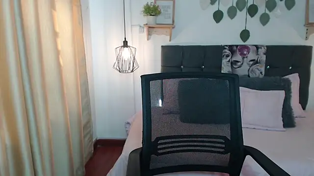 Emma hassani online show from April 9, 2:00 pm