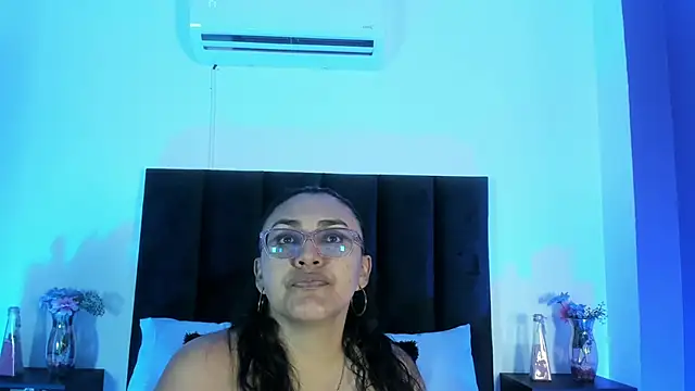 scarlet  ray  online show from April 10, 11:04 am