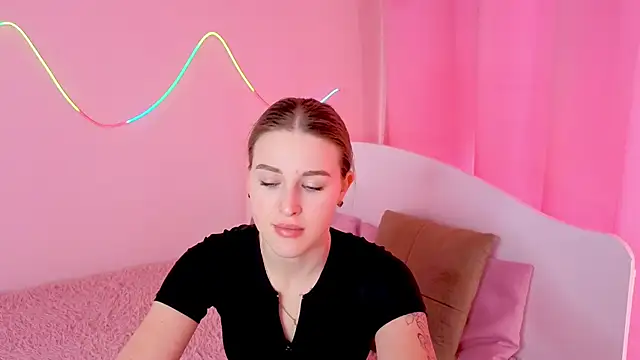 Snapshot of Violettta_doll chatting on February 28, 10:27 am Violettta doll online show from February 28, 10:27 am