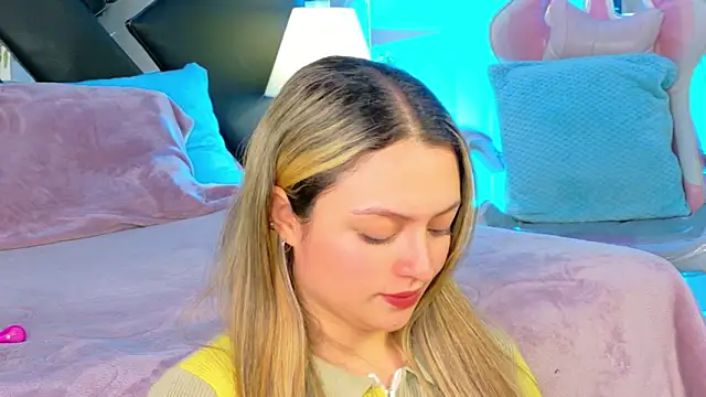 Snapshot of Giigii_Hadid_ chatting on February 25, 8:18 pm Giigii Hadid online show from February 25, 8:18 pm