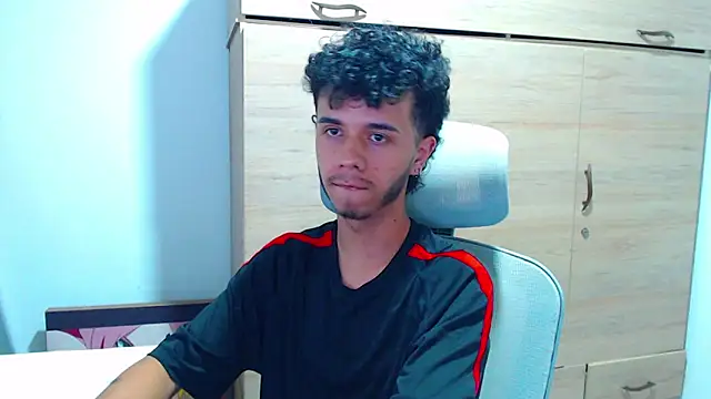 Snapshot of axeldarkk chatting on February 23, 11:24 pm axeldarkk online show from February 23, 11:24 pm