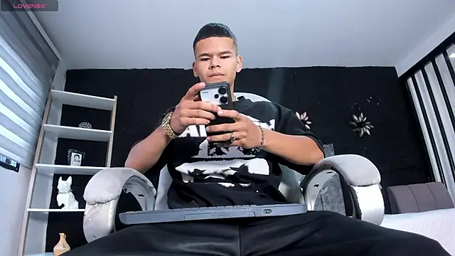 DylanRoyce  online show from April 8, 12:38 pm