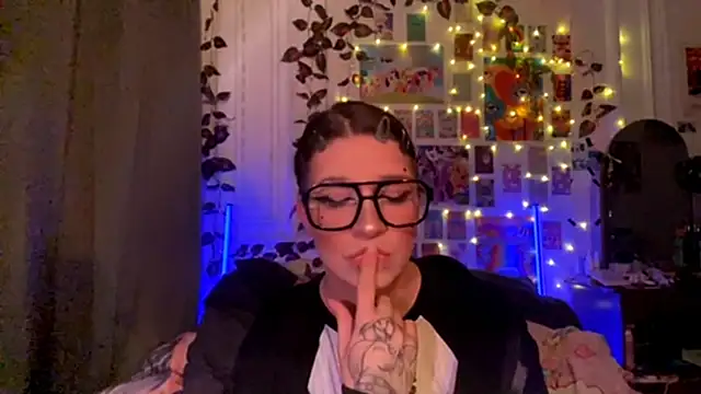 Snapshot of moonvampiq chatting on February 26, 11:04 pm moonvampiq online show from February 26, 11:04 pm