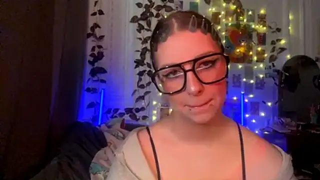 Snapshot of moonvampiq chatting on March 1, 3:25 pm moonvampiq online show from March 1, 3:25 pm