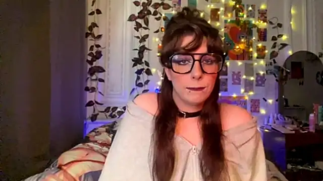 Snapshot of moonvampiq chatting on March 4, 6:03 pm moonvampiq online show from March 4, 6:03 pm