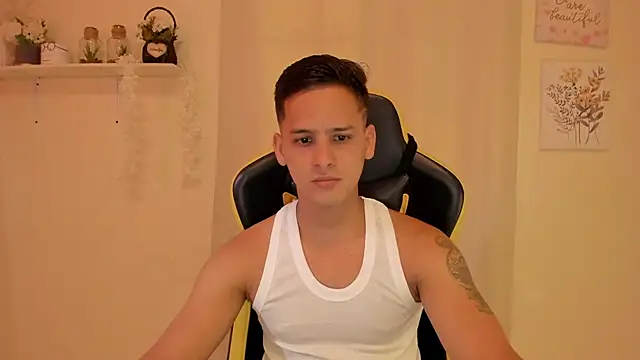Snapshot of sexy_andres01 chatting on April 27, 1:42 pm sexy andres01 online show from April 27, 1:42 pm