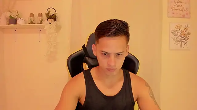 Snapshot of sexy_andres01 chatting on April 28, 2:00 pm sexy andres01 online show from April 28, 2:00 pm