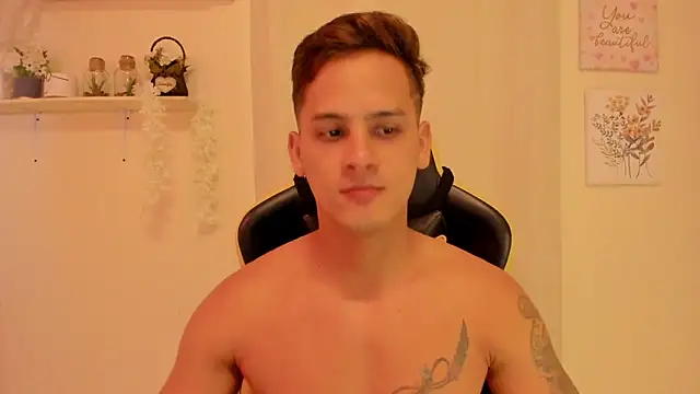 Snapshot of sexy_andres01 chatting on April 29, 4:33 pm sexy andres01 online show from April 29, 4:33 pm