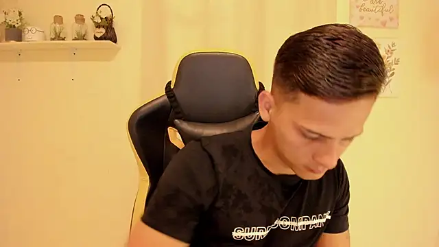 Snapshot of sexy_andres01 chatting on May 14, 1:40 pm sexy andres01 online show from May 14, 1:40 pm