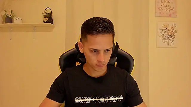 Snapshot of sexy_andres01 chatting on May 24, 6:57 pm sexy andres01 online show from May 24, 6:57 pm