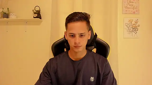 Snapshot of sexy_andres01 chatting on May 26, 2:02 pm sexy andres01 online show from May 26, 2:02 pm