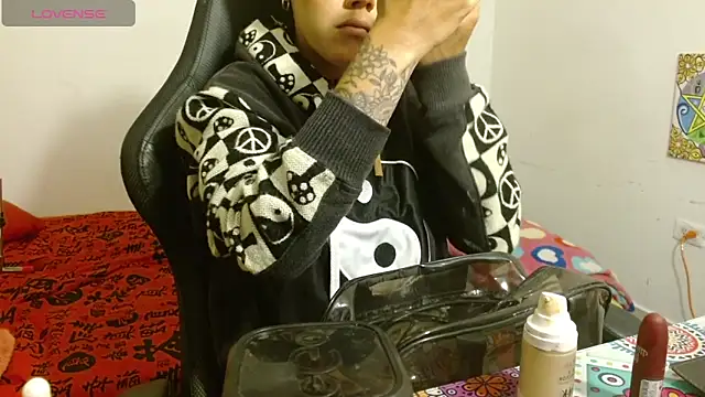 Divinejewel69 online show from April 14, 9:59 am